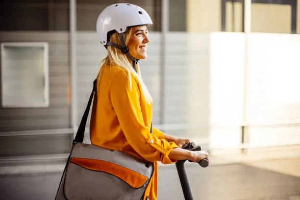 Dès septembre, les usagers de trottinettes électriques et d’engins motorisés devront porter un casque dans le Nord, suite à une hausse des accidents.